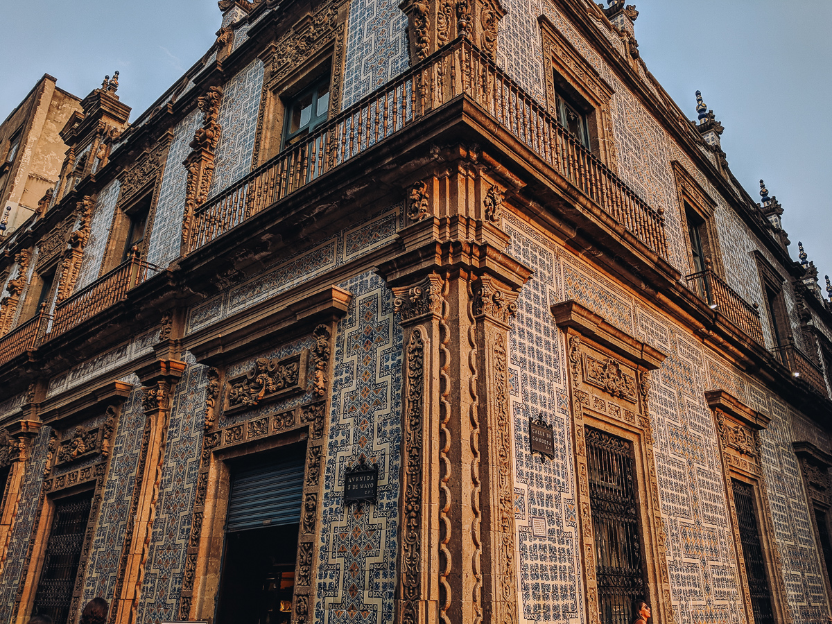 La Casa de Azulejos. One of the best things to do in Mexico City