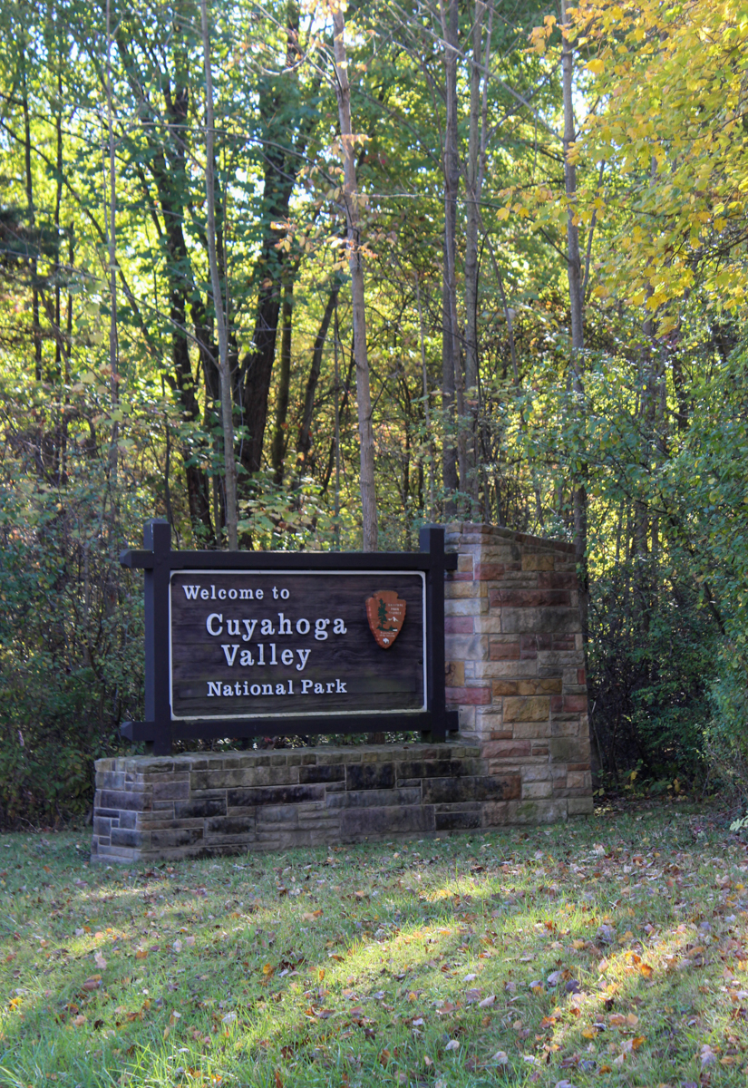 the park sign that says Cuyahoga Valley National Park