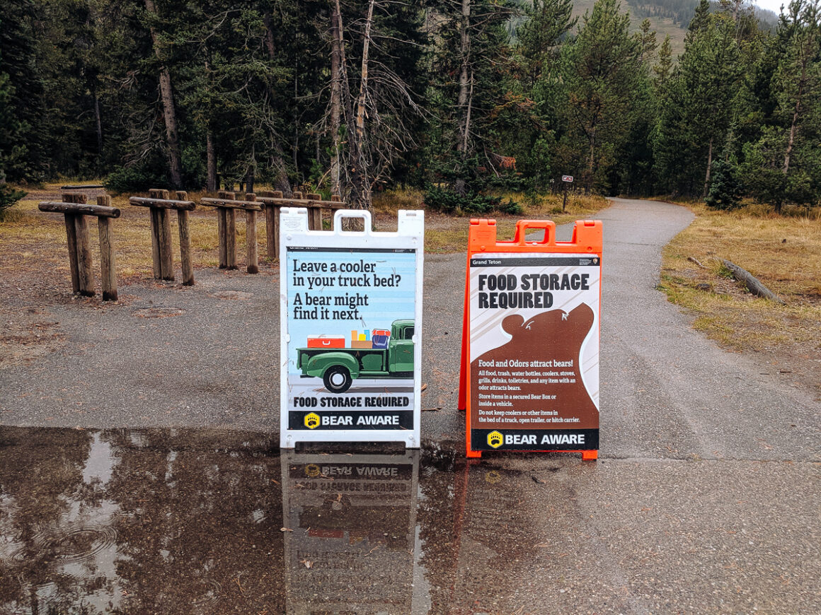 a warning sign to not feed the wildlife in a national park