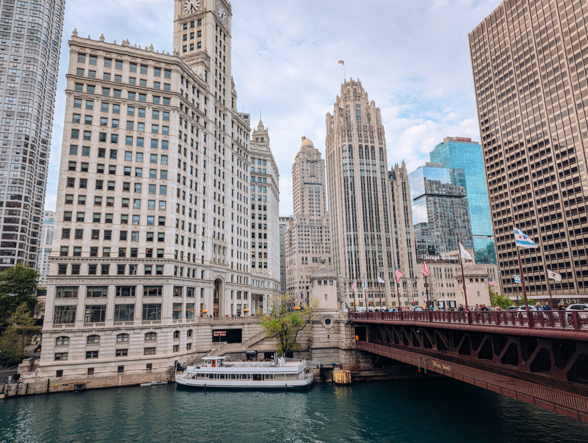 A boat on the Chicago River by a bridge